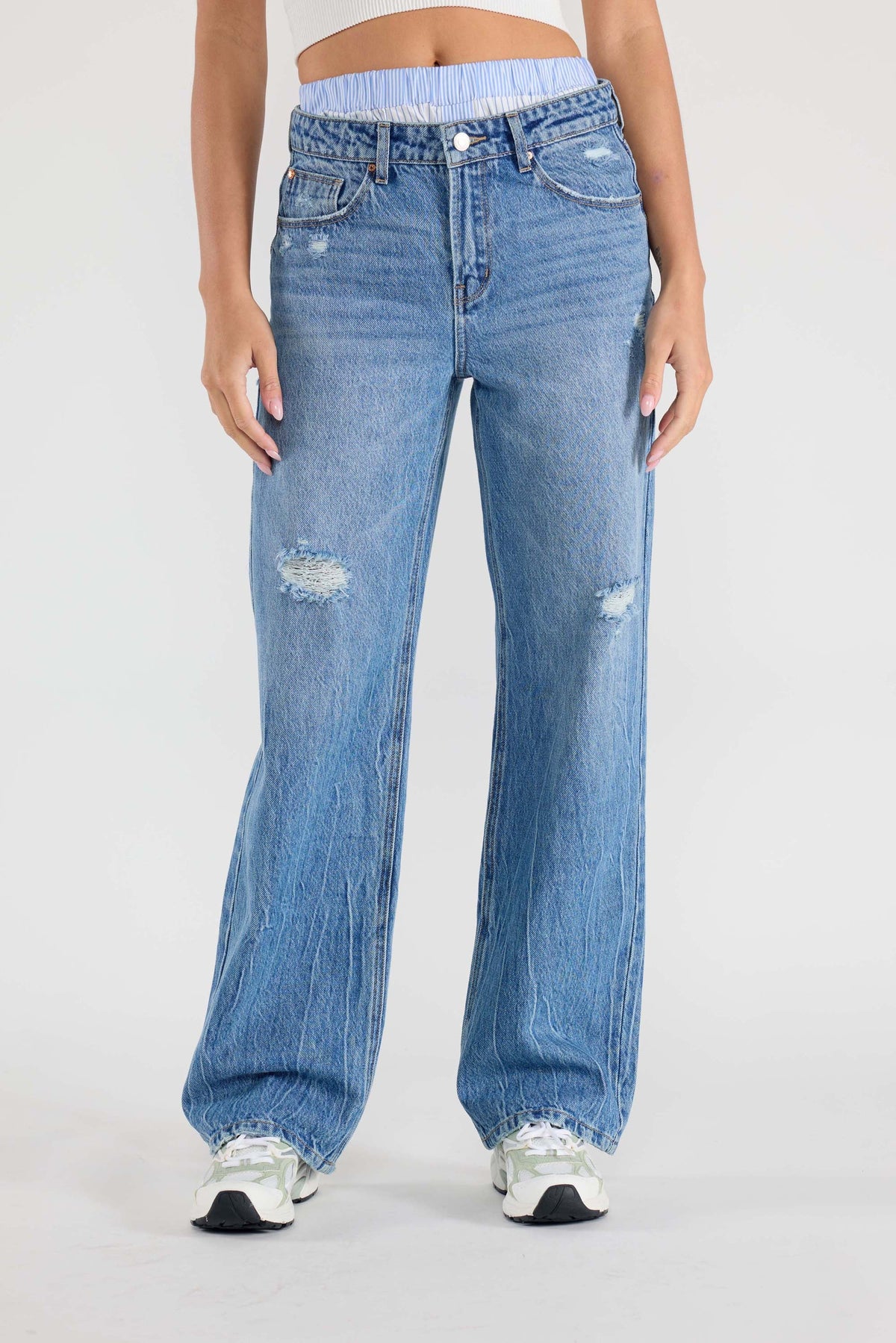 Low Waist Relaxed Straight Jeans with Tie Wash — additional view 2